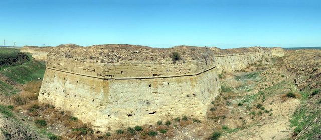 Стены крепости Арабат