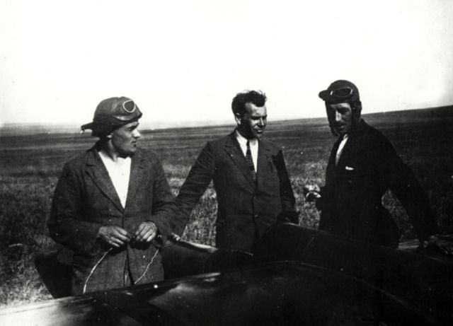 У планера "Коктебель" после первого полёта. С.П. Королёв, С. Люшин, К.К. Арцеулов. Коктебель, октябрь 1929г.