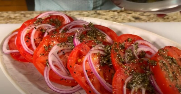 Делайте сразу 2 порции. Быстрый и вкусный салат из помидоров: весь секрет в маринадеБыстрый и вкусный салат из помидоров