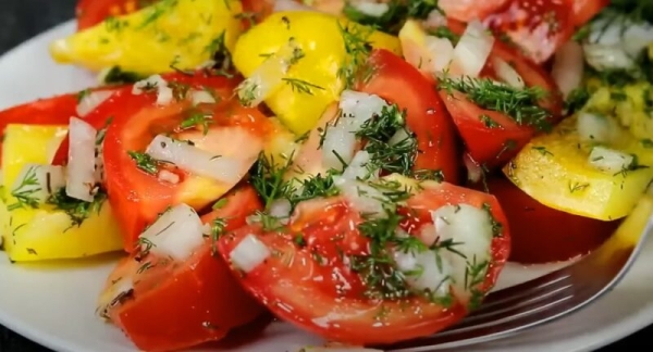 Просто нарежьте помидоры. Готовлю такой салат каждый день: всё дело в шикарном маринаде