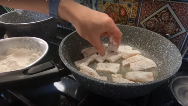 Как сделать любую рыбу сочной. Рецепт жареного минтая и вкусного соуса для рыбы