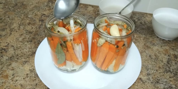 Маринованная морковь с чесноком и луком