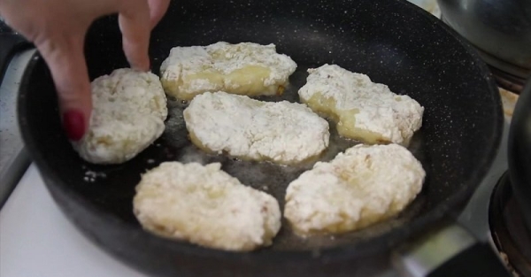 Картофельно-рисовые крокеты под грибным соусом