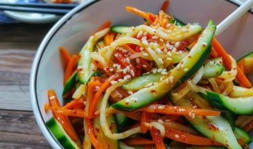 Салат из огурцов и моркови «Оксана»: приготовьте роскошную закуску за считанные минуты