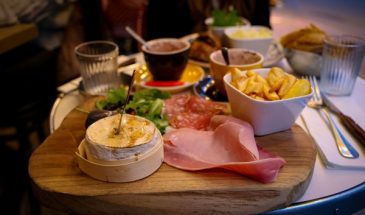 Ваши гости будут в восторге: готовим идеальную закуску к вину для вечерних посиделок