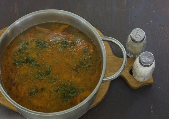 Классический рассольник с перловкой и огурцами