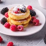 Как приготовить сырники с ягодами: что сделает вкус нежным, а текстуру шелковистой