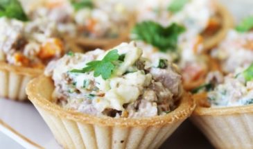 На праздничный стол: рецепт классического салата из печени трески