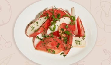 Свежесть и вкус поражают: приготовьте сказочный салат с томатами и редисом