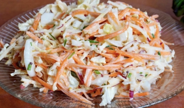 Беру капусту, 1 морковь и 1 яблоко. Гениальный салат из простых продуктов: рецепт за 5 минут