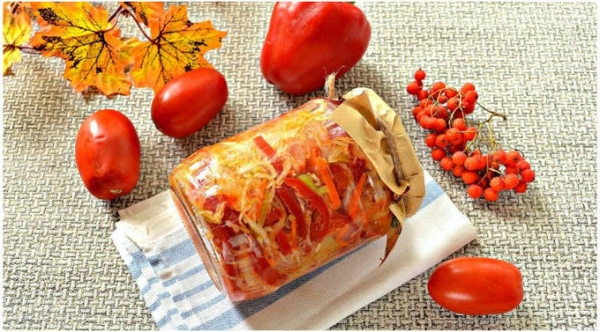 Салат из помидоров, перца, моркови и лука на зиму