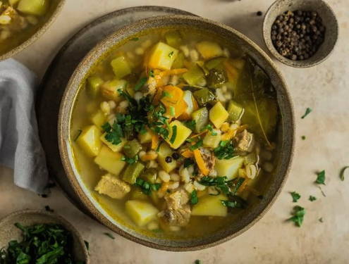 Рассольник с перловкой и солеными огурцами классический