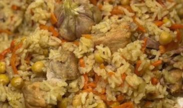 Рассыпчатый плов из свинины в казане на плите