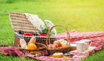 Врач-микробиолог рассказала, в каких местах она ни за что не будет есть