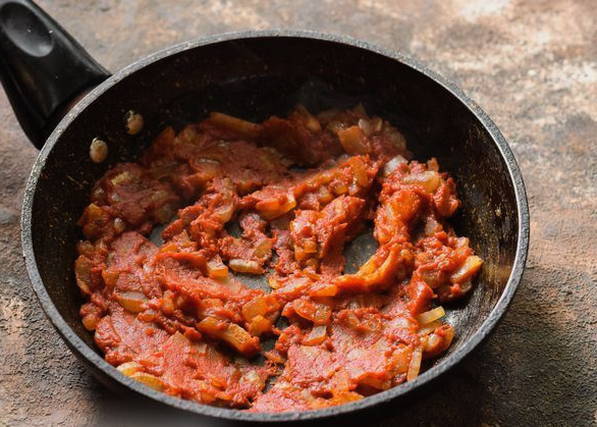 Солянка с колбасой, солеными огурцами и картошкой классическая