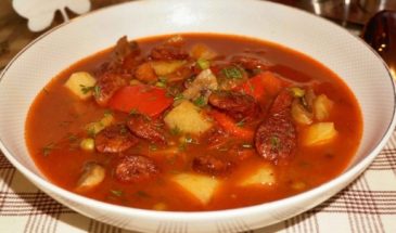 Быстро и вкусно: рецепт простого супа с охотничьими колбасками (видео)
