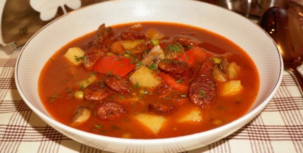 Быстро и вкусно: рецепт простого супа с охотничьими колбасками (видео)