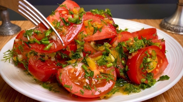 Самый вкусный салат из помидоров. Волшебная закуска: простой рецепт