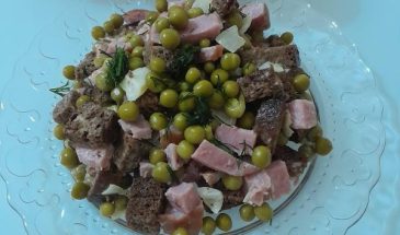 Рецепт: Салат с сухариками — С ветчиной и горошком, салат за 5 минут из того, что под рукой.