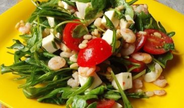 Салат с руколой и помидорами