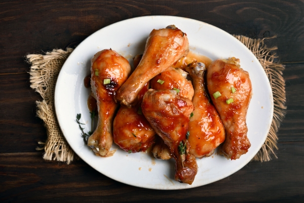 Празднуем День друзей правильно: почему куриные голени в соусе BBQ станут идеальным выбором