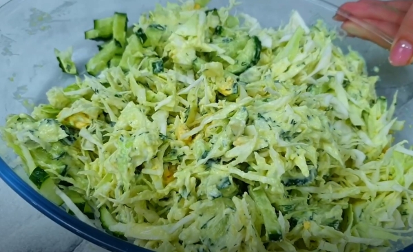 Такое блюдо можно готовить хоть каждый день. Салат из капусты «Стройняшка» — ем и не поправляюсь
