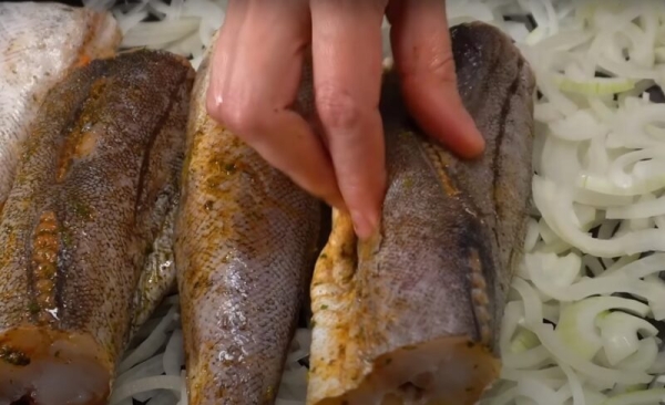 Перестала жарить рыбу, когда узнала этот рецепт. Дешево и полезно для всей семьи: вкусная запеченная рыба