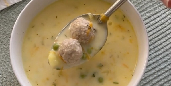Суп с плавленым сыром и фрикадельками: вкусное и легкое блюдо