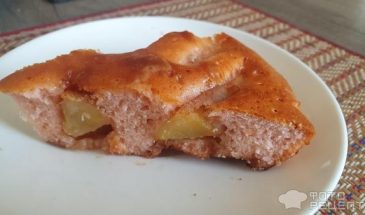 Рецепт: Пирог из киселя — Шарлотка из сухого киселя с карамельными яблоками