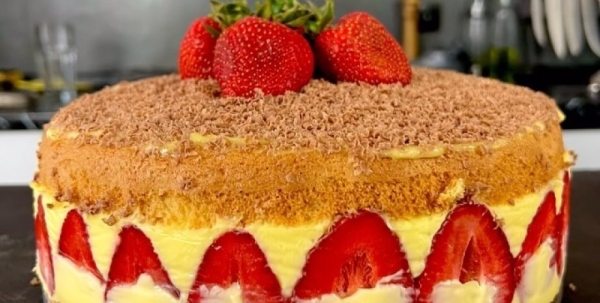 Бисквитный торт с клубникой и заварным кремом: рецепт кулинарного шедевра от одессита