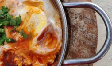 Шакшука со сливочным сыром: как приготовить классическое блюдо по-новому