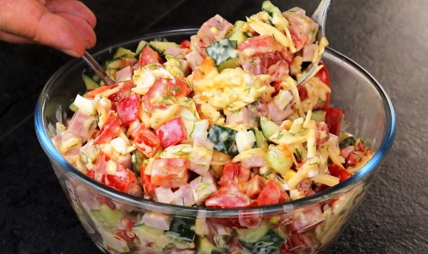Вкусный и красочный салат из самых простых продуктов. Готовлю через день