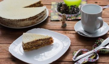 Проще не бывает: приготовьте быстрый вафельный торт, как в детстве