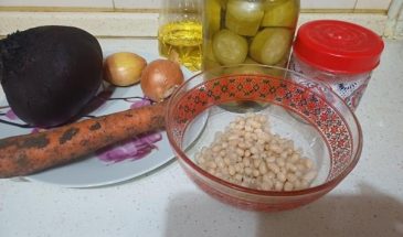 Рецепт: Салат из вареной свеклы «Вкусный» — С фасолью.