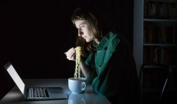 Не ешьте, если хотите сберечь желудок и выспаться — врач назвала худшее время для ужина