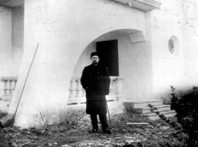 А.П.Чехов возле своего дома