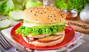 Бургер с курицей, яблоком и сыром
