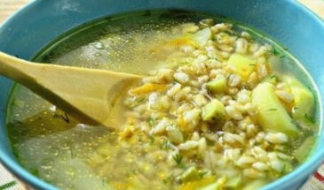 Рассольник с перловкой и солеными огурцами классический