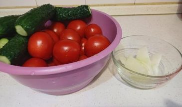 Рецепт: Огурцы и помидоры в маринаде — В трёх литровых банках.