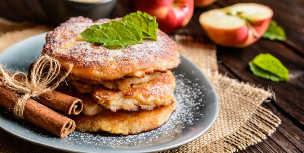 Идеальный завтрак: как приготовить яблочные оладьи на кефире