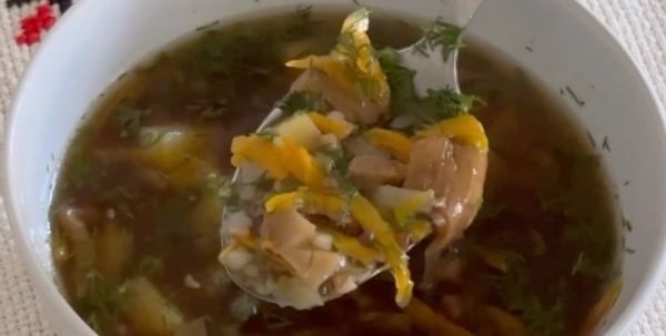 Гречневый суп с грибами: рецепт легкого блюда на ужин (видео)