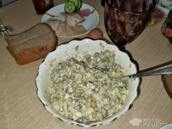 Рецепт: Салат со шпротами - С зеленым горошком и маринованными огурцами