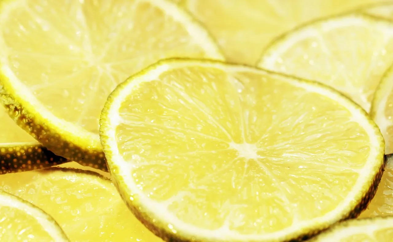 Больше пользы и универсальность: почему лимоны лучше замораживать и как правильно это делать