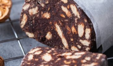 Самый вкусный десерт детства: готовим сказочную шоколадную колбаску за 10 минут