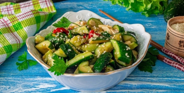 «Битые огурцы»: рецепт хрустящей закуски из свежих овощей в маринаде
