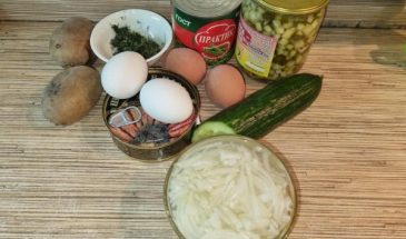 Рецепт: Салат со шпротами — С зеленым горошком и маринованными огурцами