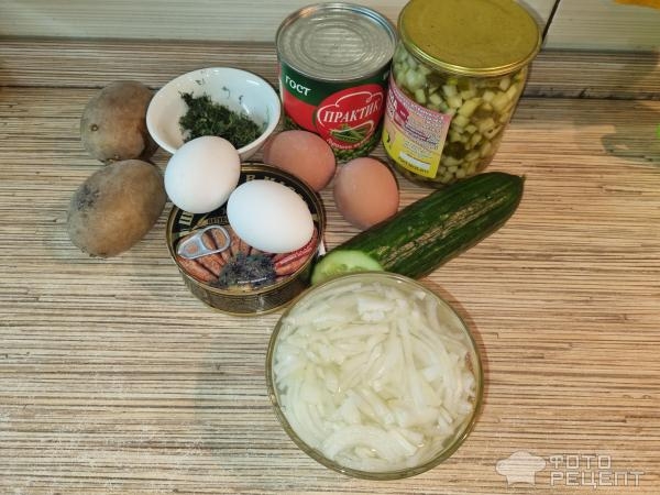 Рецепт: Салат со шпротами — С зеленым горошком и маринованными огурцами