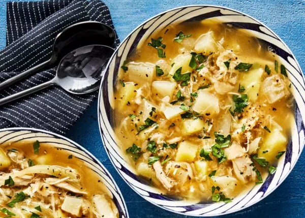 Летом лучше не найдешь: рецепт легкого супа с курицей и капустой