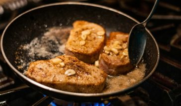 Не оставит следа на плите или руках: как предотвратить разбрызгивание масла во время жарки