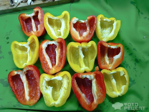 Рецепт: Фаршированные перцы куриной грудкой - В духовке, под беконом